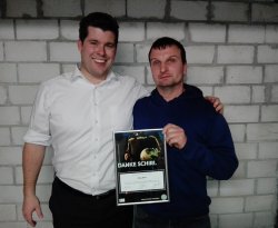 Patrick Lepperhoff (links) ernannte Jörg Bick zum "Danke Schiri 2017" in der Kategorie U50.