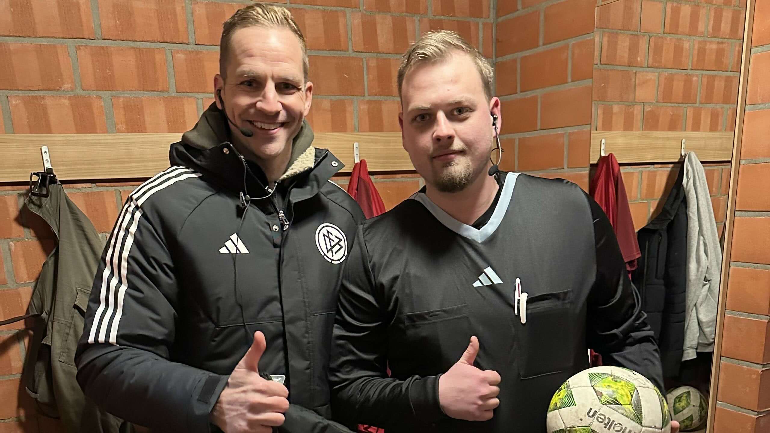 Daumen hoch für ein erfolgreiches Debüt: Bundesliga-Schiri Sören Storks mit Neuling Mike Röös. Sören Storks Profi wird Pate